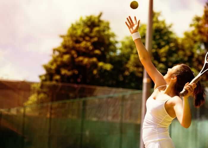 woman playing tennis