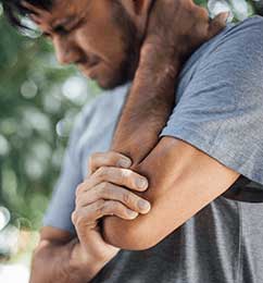 man experiencing elbow pain
